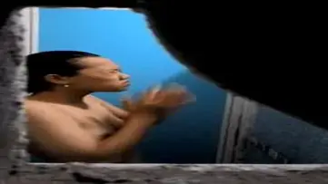 Indahnya Ngintip Adik Mandi Di Balik Pintu Biru